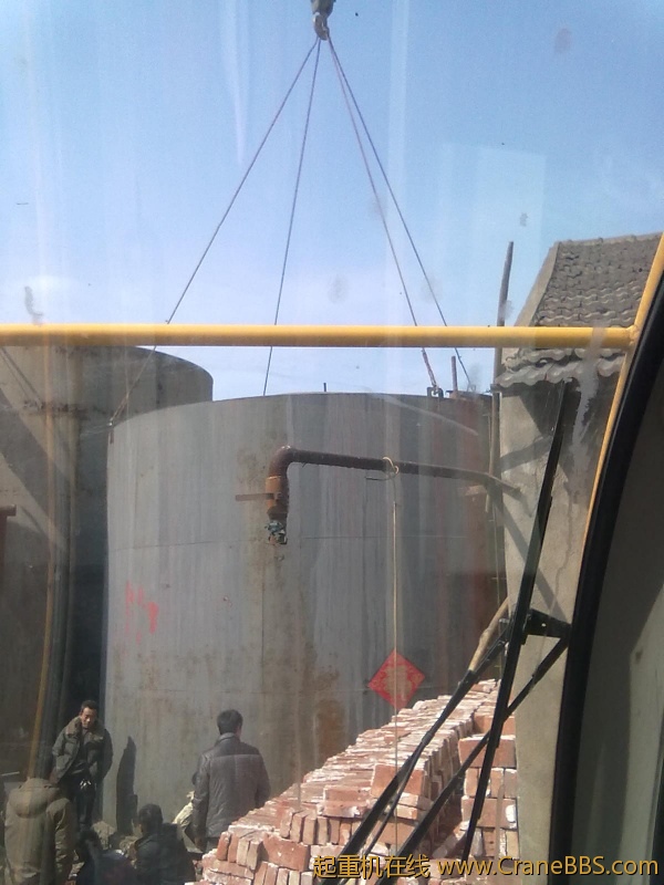 第一个没吊动因为里面有水，现在先吊第2个，从房顶上吊到车上