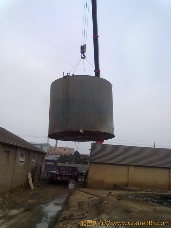 50吨吊过房顶放到外面装车