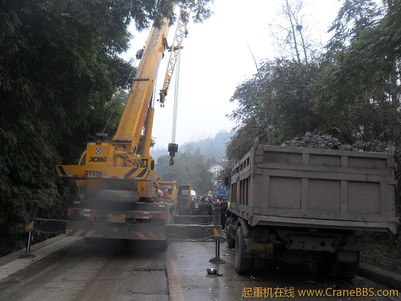 两人被压在车下其中一人当场死亡