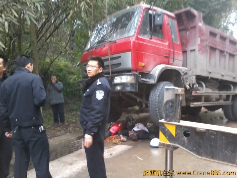 把车吊起取出尸体