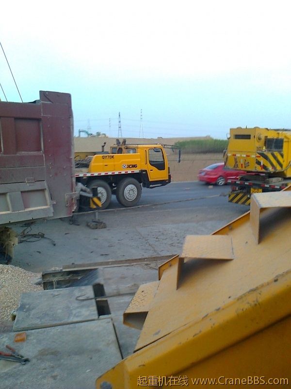 三辆车同时进攻