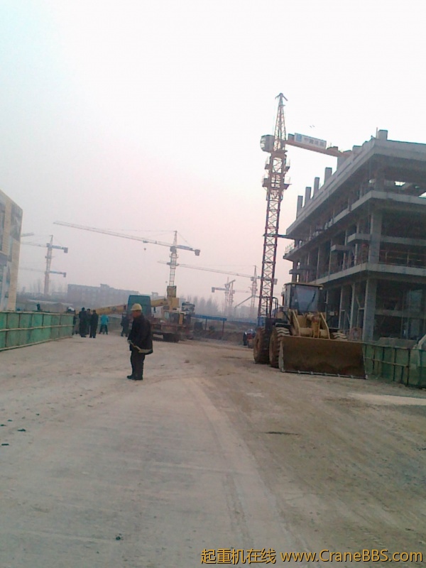 塔吊也不很高吧 