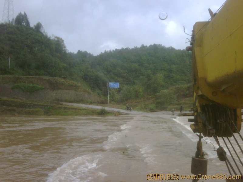 大雨过后，洪水上桥了。桥上高低不平，过去了才感觉害怕。