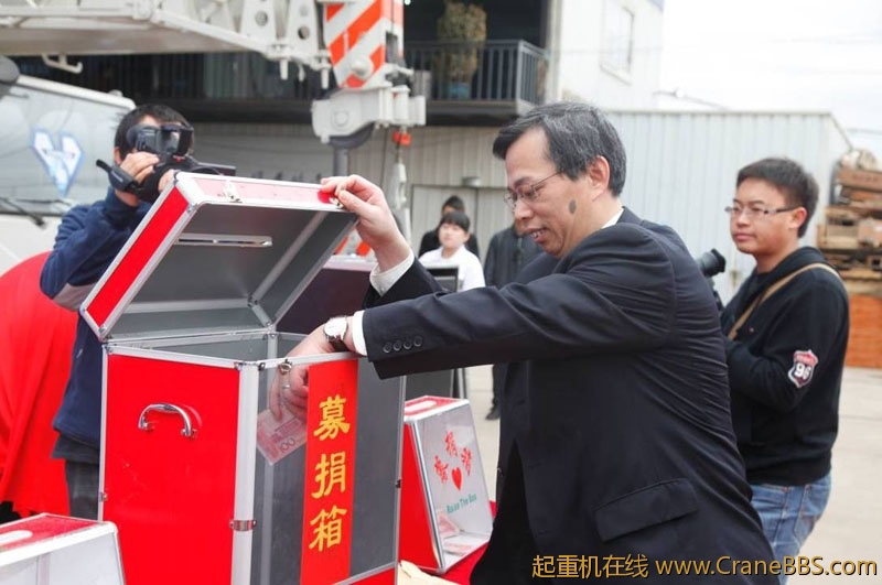 云南营销保障中心常务副总经理青遂川先生正在捐款