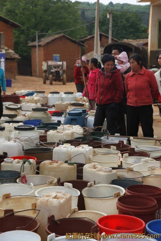 村口的小路摆满了大大小小的水桶