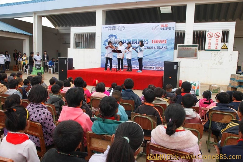 志愿者正带来精彩的文艺表演