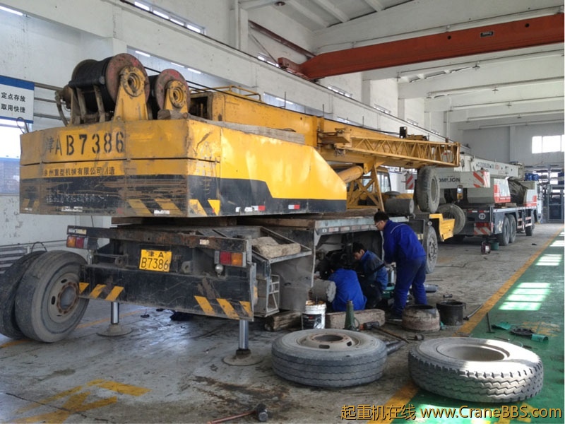 天津保障中心武清维修厂的工作人员正在认真地检修徐工用户的车辆故障