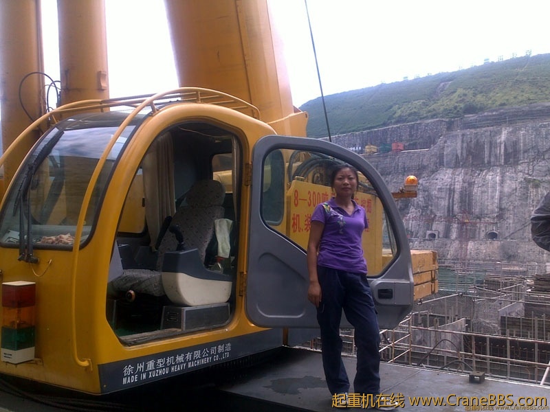 开徐工300K的四川美女司机jpg.jpg