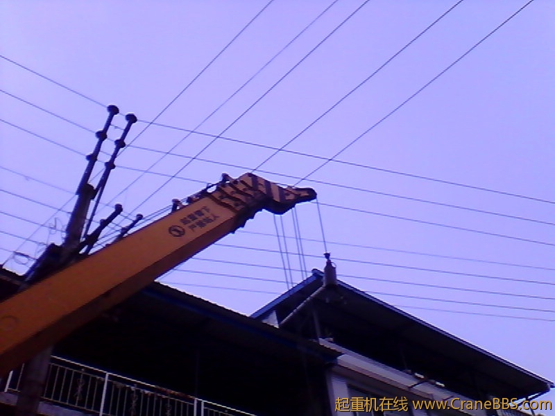 电线下作业擦着线刚好