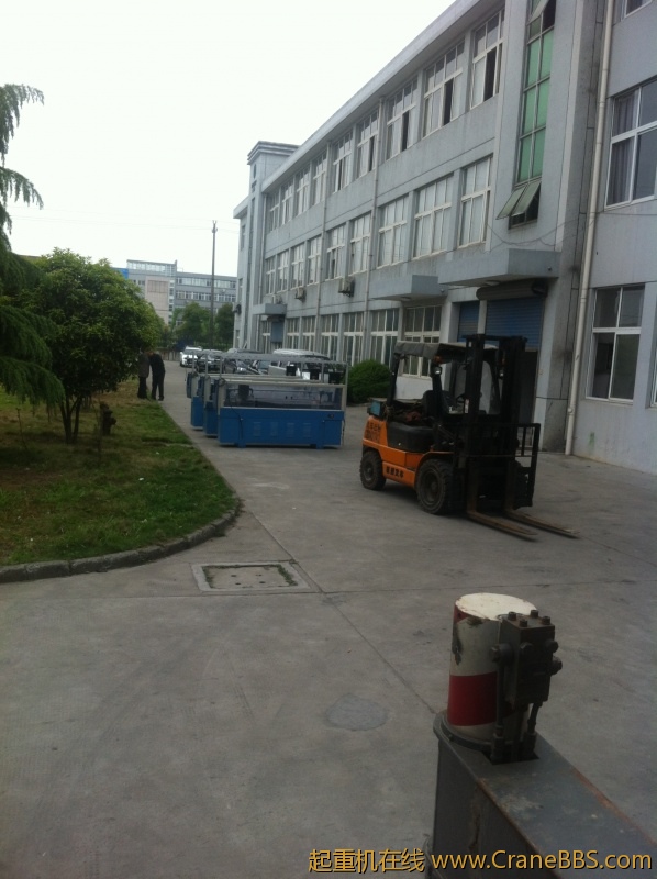 这叫电脑横机，俗称就是织毛衣的