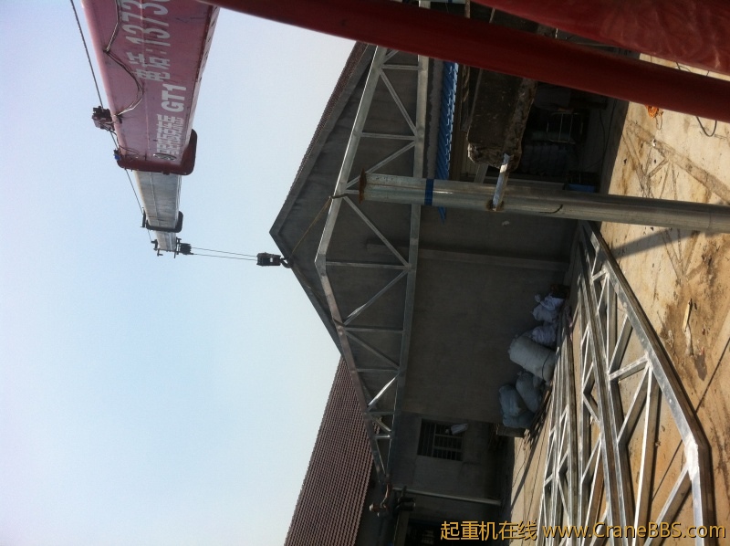 屋架就快趴平了