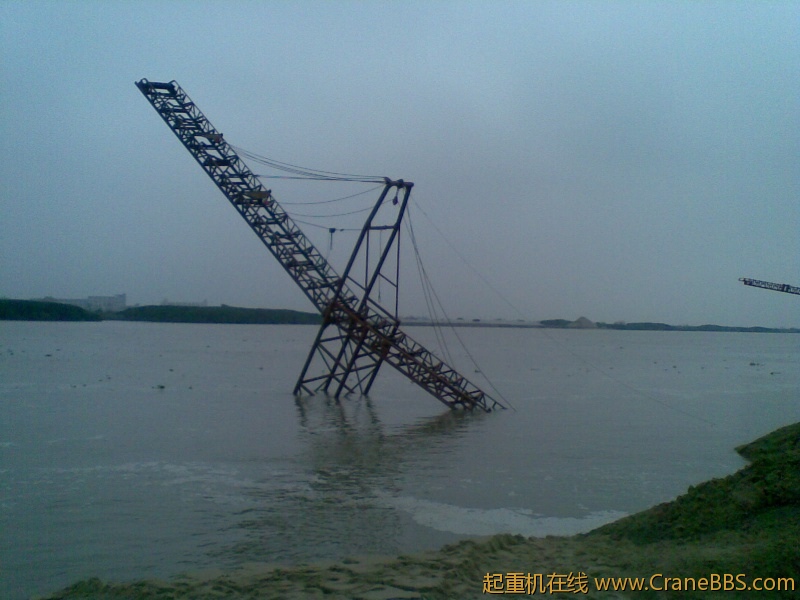 往船上送沙的输送带架子倒了 