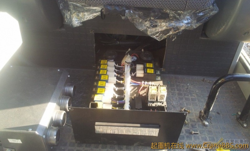 这个 保险盒必须打开 ，因为线是从右侧钥匙门 引到左面去的 所以要用一段延长线，大概4根1米2左右的线。利用 ...