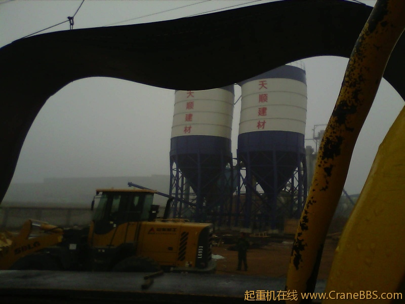 差点没翻车，后面有铲车压着呢