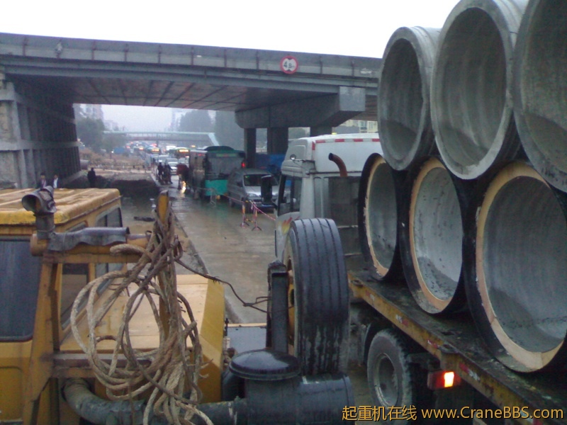 这车堵的，哎！工程需要，没有办法