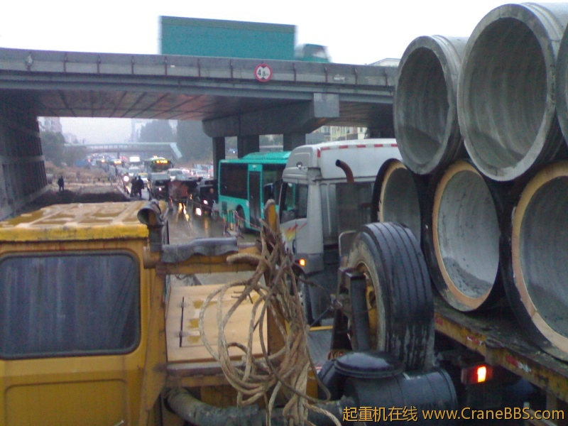 交警说堵了老长了，有人报警了