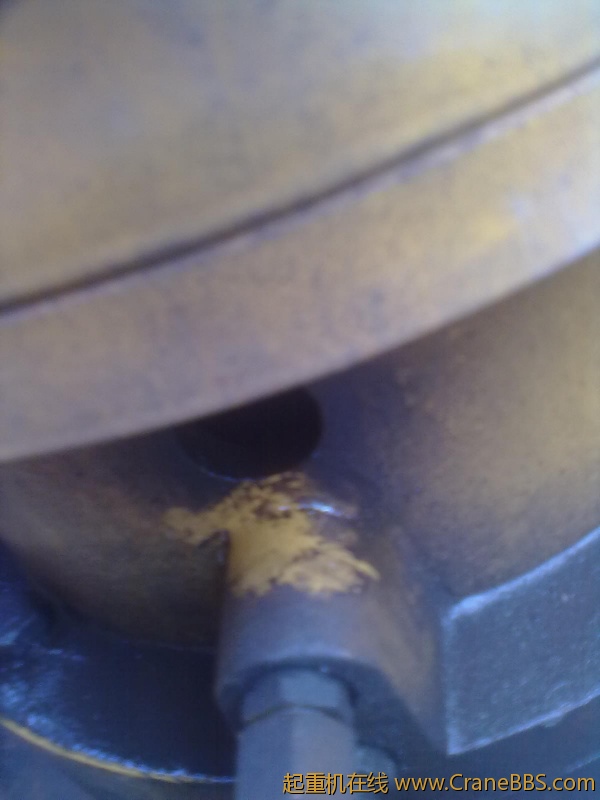 油就是从这个圆孔里面流出的