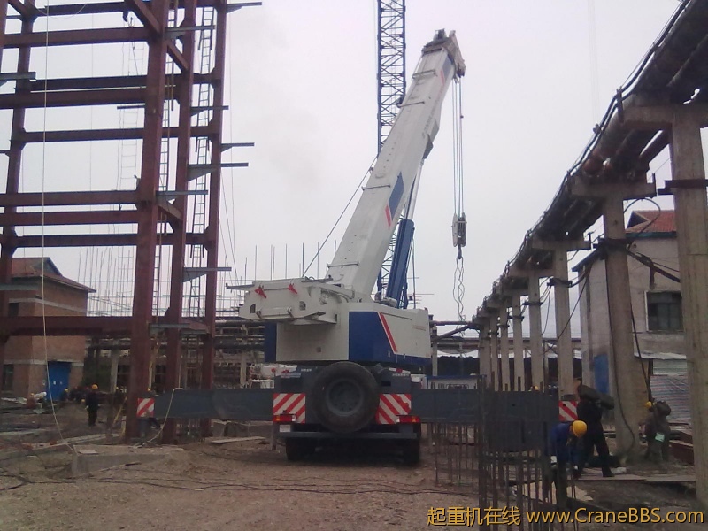 左边的那些钢梁全是它干的！