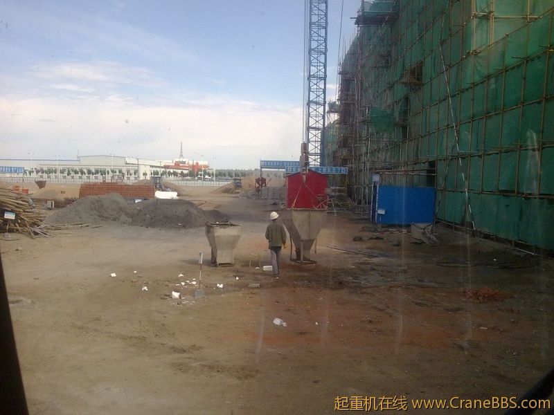 昨天干活 液压油热了 吊这一斗灰 小钩没有动作  