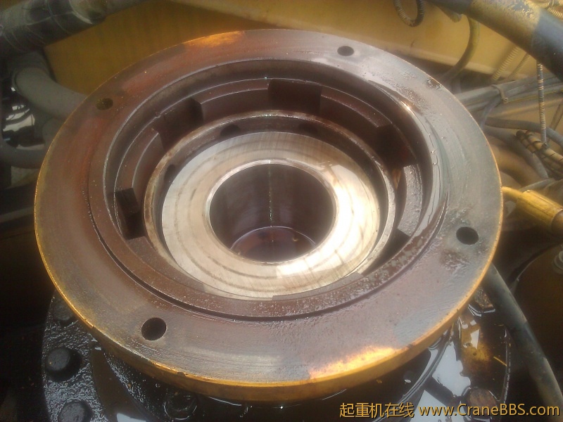 打电话问了徐工的维修师傅，他讲还要往下拆，可是我没有拆过，而且他讲最麻烦的就是底下这部分，各位拆过的 ...