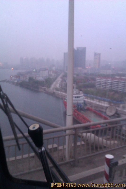 天津海河大桥好高，上面干活吊车在跳舞
