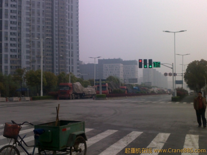 场外道路封锁 来自全国各地 蔓延几公里的半挂车队在等候进场