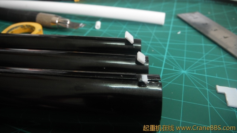 将1毫米厚的ABS胶版切成小块，用502粘在卡销处，有一节臂让我切整齐了