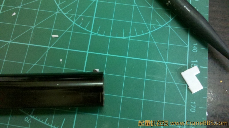 切整齐后就是这样的，一个方形的卡销，原来是三角形的，拔出来不容易，但吊比较重的东西时会下沉