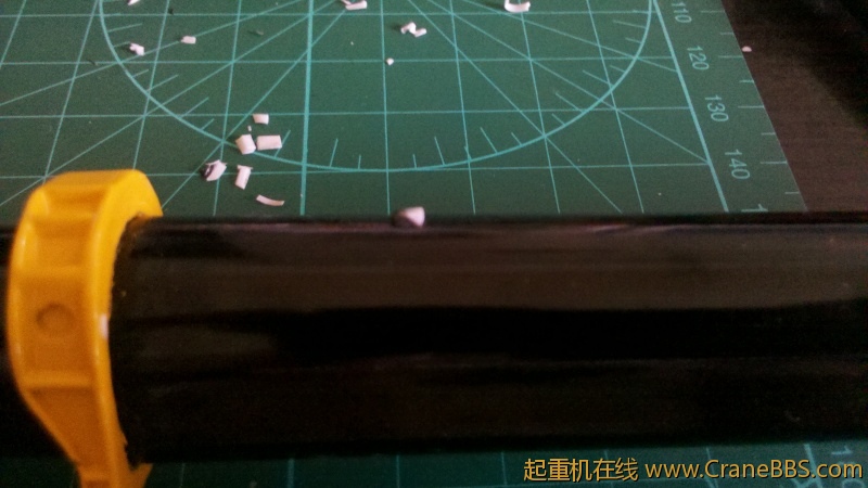 一个方形的卡销，要用指甲才能摁下去，吊臂才能缩回来