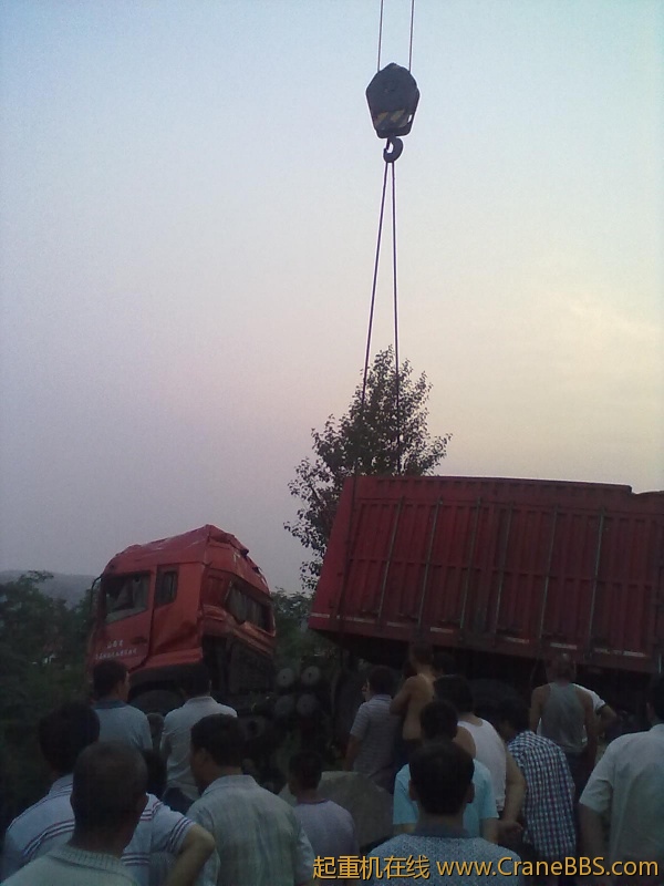 都是看热闹的村民