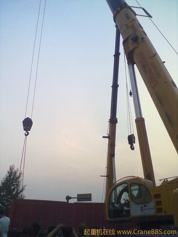 大货车掉沟里了