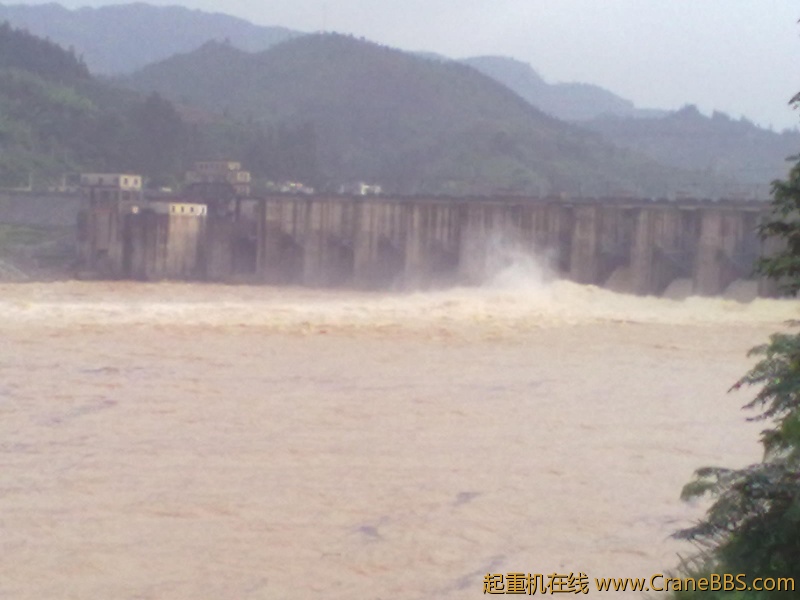 电站泄洪