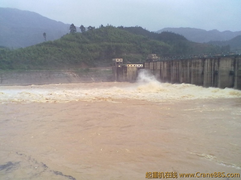 电站泄洪