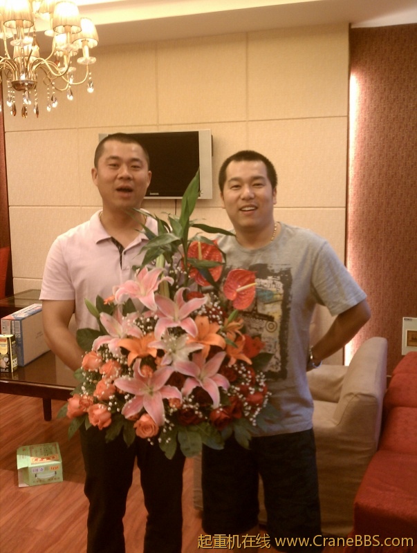 毛毛生日，吕总亲自送花，有领导的范儿吗？？