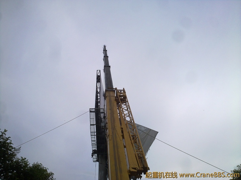 和大臂靠的很近