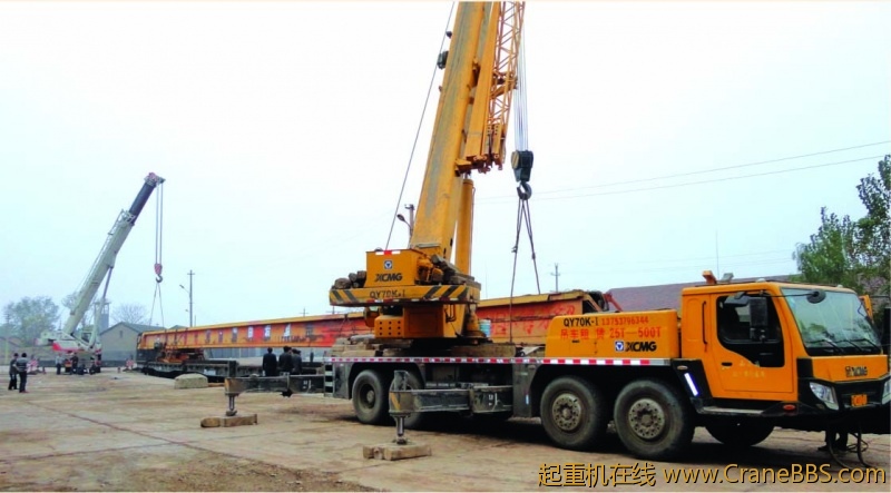 侯马货场从车皮上吊装65M架桥机主梁，2台70T.jpg