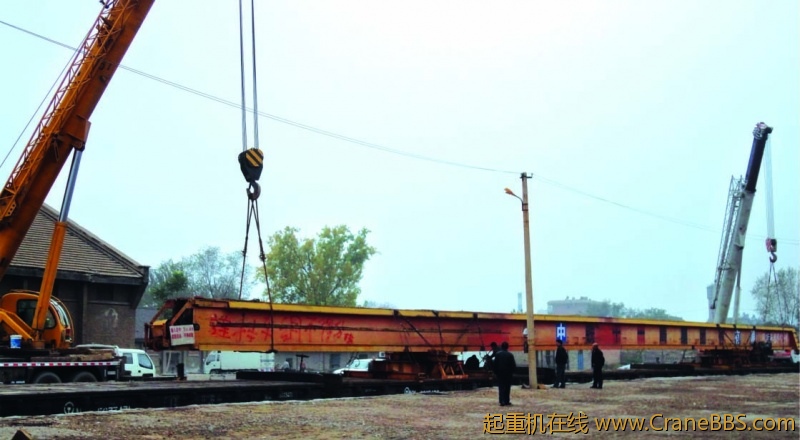 侯马货场从车皮上吊装65M架桥机主梁，2台70T_1.jpg