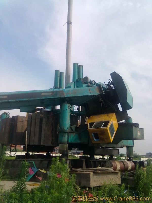 要不是这个大油缸卡住，驾驶员恐怕难逃厄运