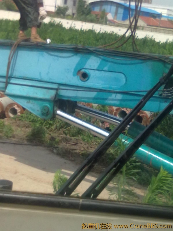 两根蝙蝠油缸全弯了