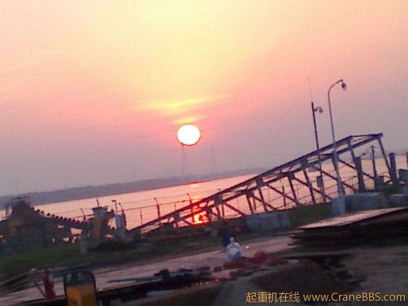 江边的夕阳