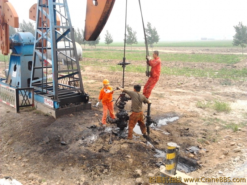 两个不戴安全帽的家伙