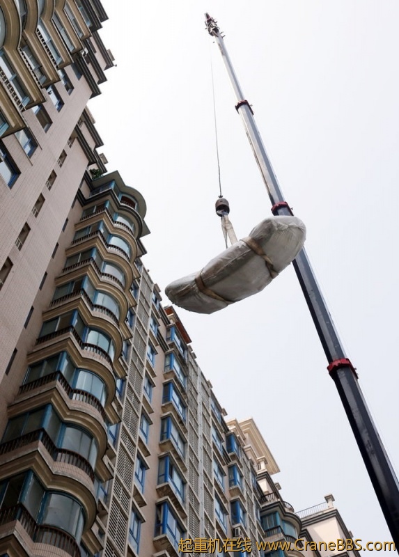 男子用75吨吊车将16万元沙发“空运”至14楼