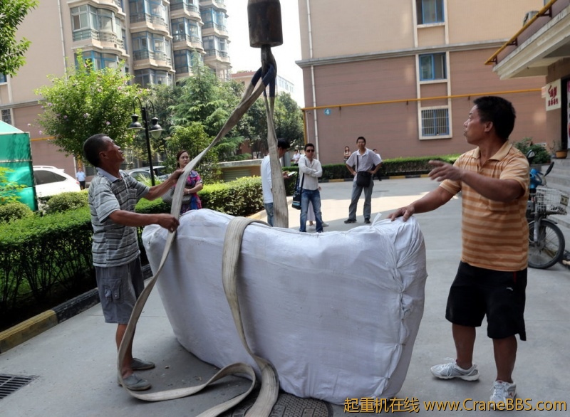 男子用75吨吊车将16万元沙发“空运”至14楼