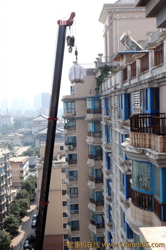 2012年8月24日，由于楼道窄、电梯空间小，西安南郊一小区业主雇来一辆75吨吊车并请来8名工人，往位于14楼的 ...