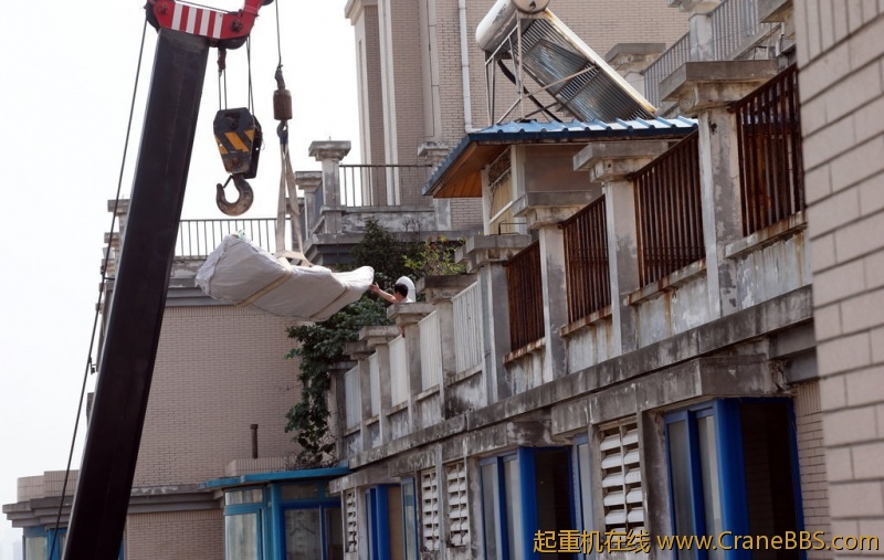 2012年8月24日，由于楼道窄、电梯空间小，西安南郊一小区业主雇来一辆75吨吊车并请来8名工人，往位于14楼的 ...