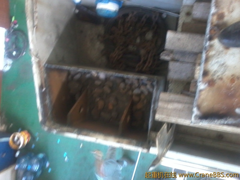 里面什么垃圾都有！哥这那是配重啊！这是垃圾箱！