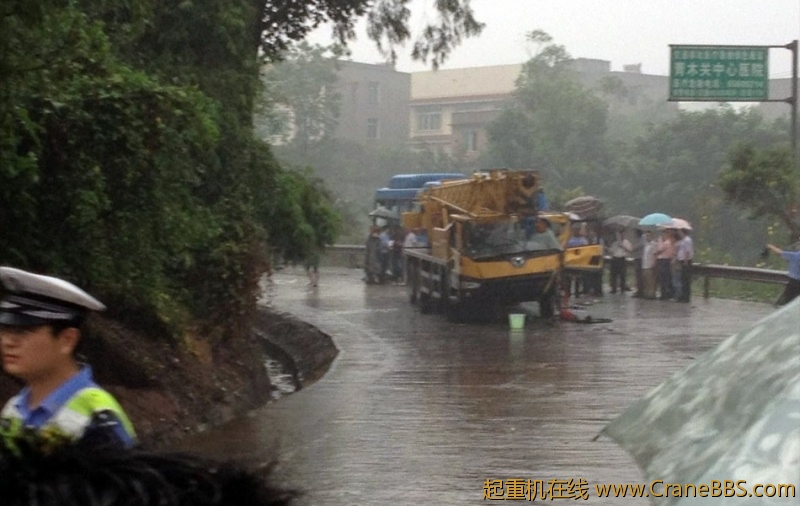 重庆一公交车遭重型吊车吊臂撞击