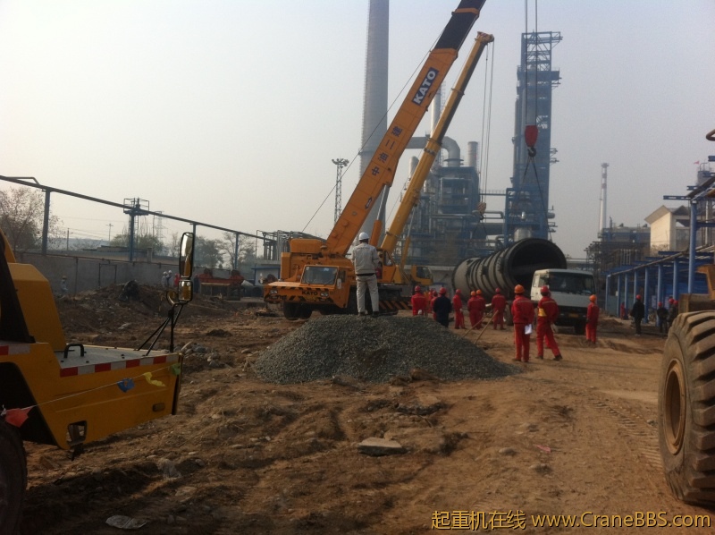 日本吊车和一台美国吊车