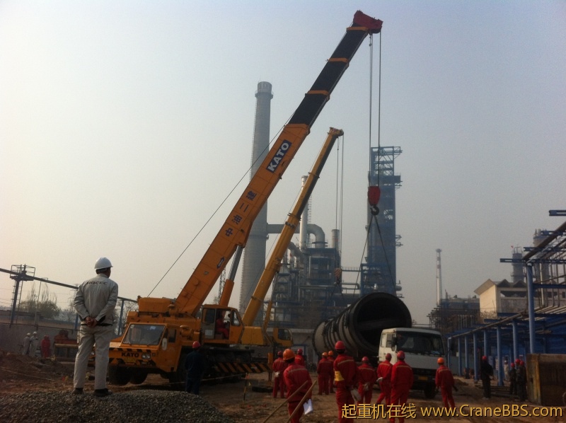 日本吊车和一台美国吊车