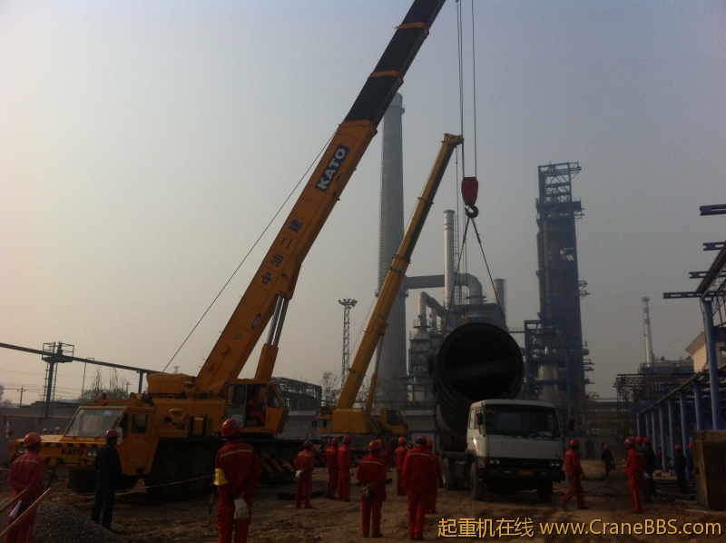 日本吊车和一台美国吊车